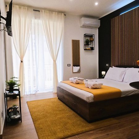 Blackwoody Contemporary Rooms - Napoli Centro Storico Екстериор снимка