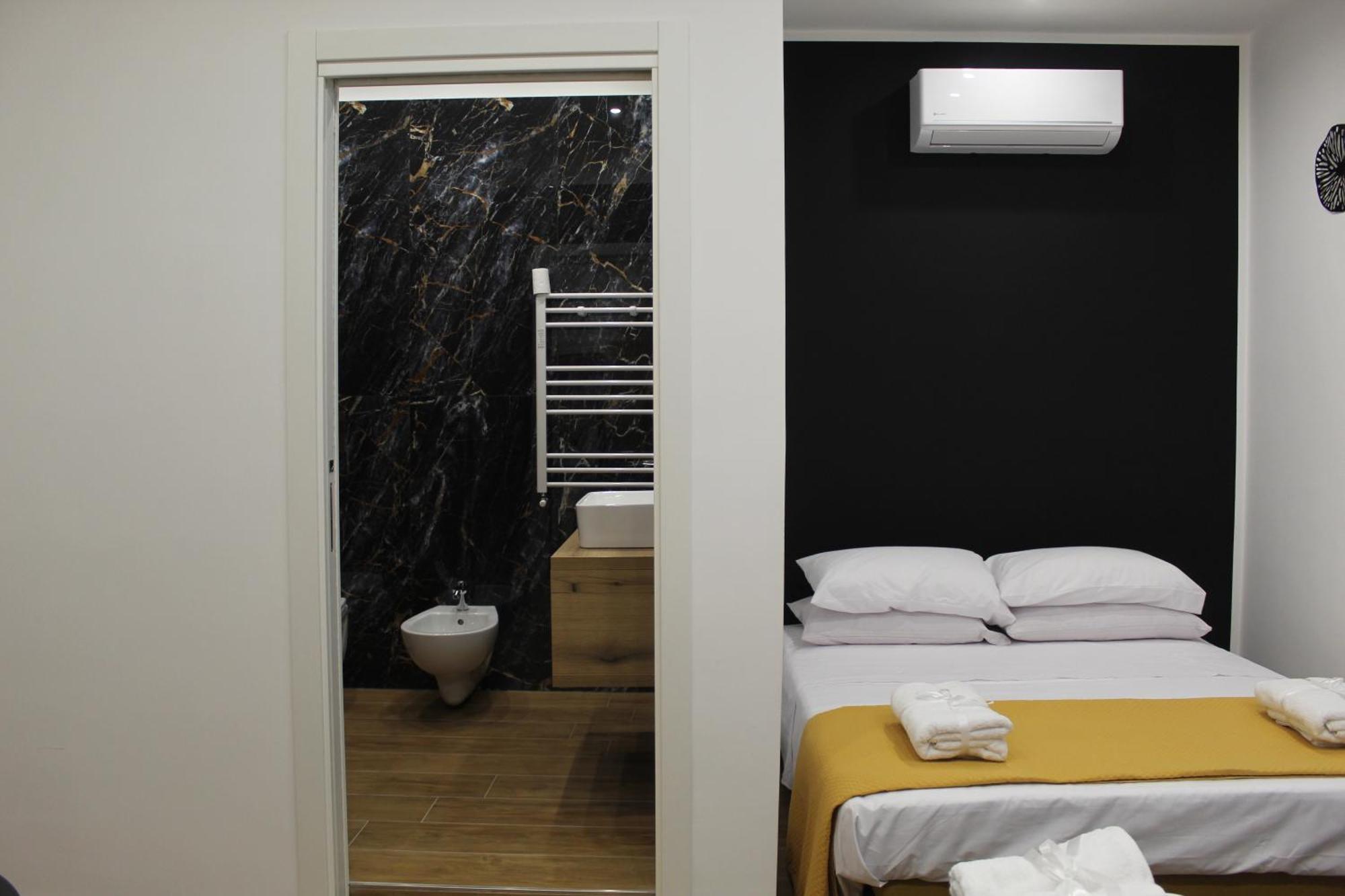 Blackwoody Contemporary Rooms - Napoli Centro Storico Екстериор снимка