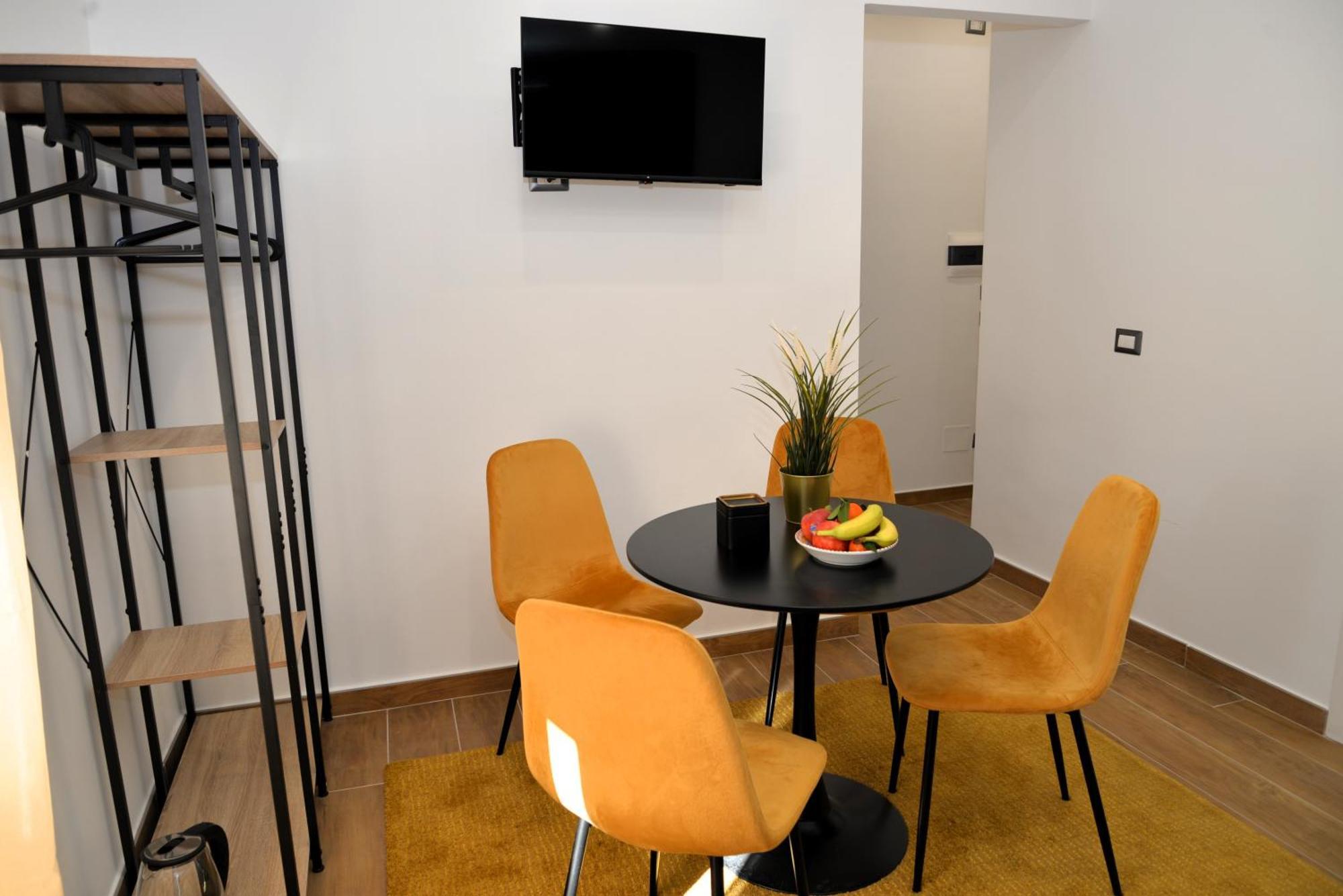 Blackwoody Contemporary Rooms - Napoli Centro Storico Екстериор снимка
