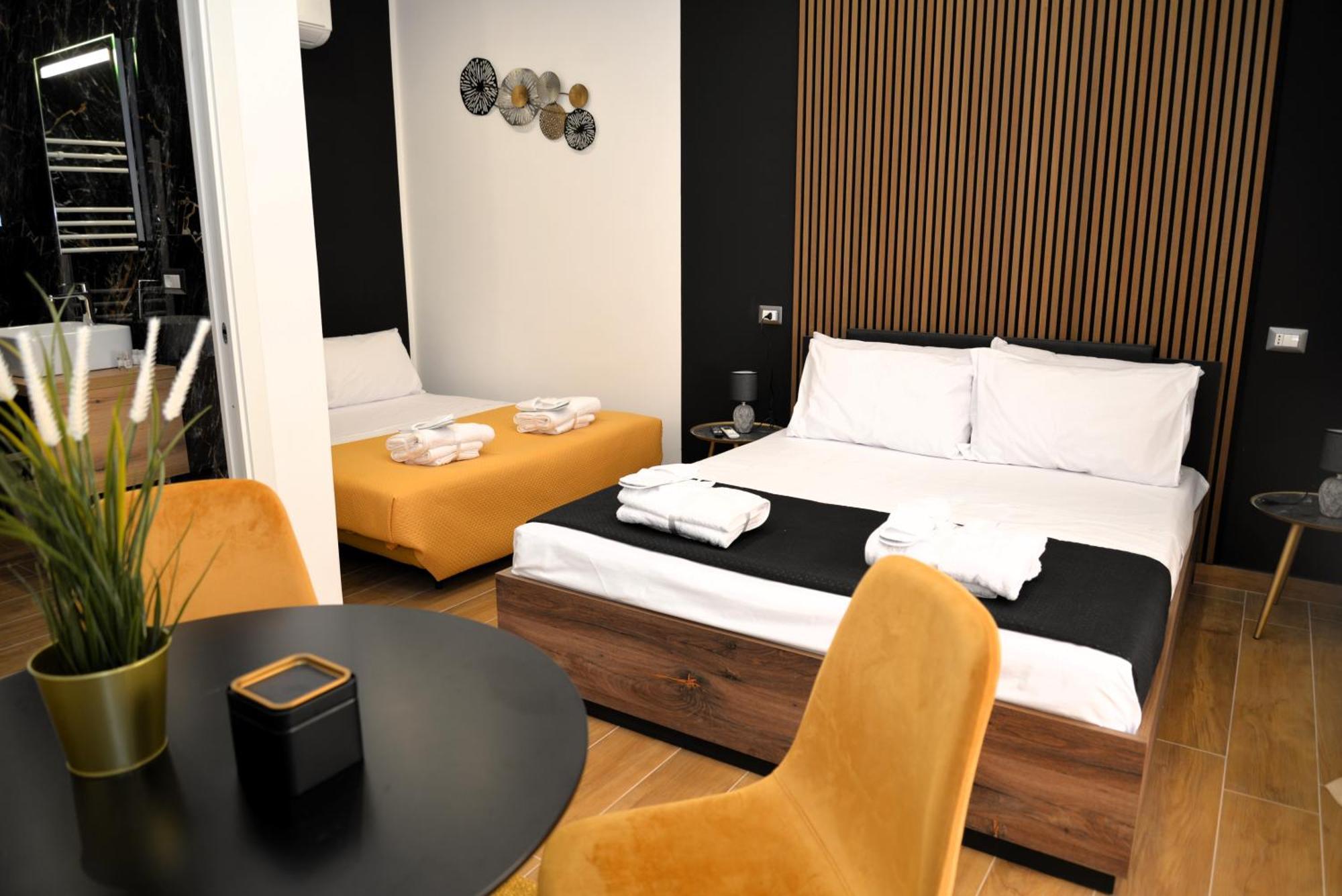Blackwoody Contemporary Rooms - Napoli Centro Storico Екстериор снимка
