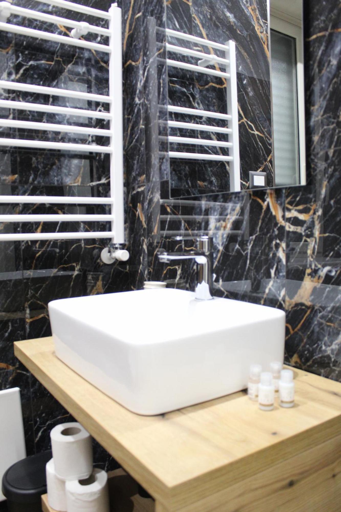 Blackwoody Contemporary Rooms - Napoli Centro Storico Екстериор снимка