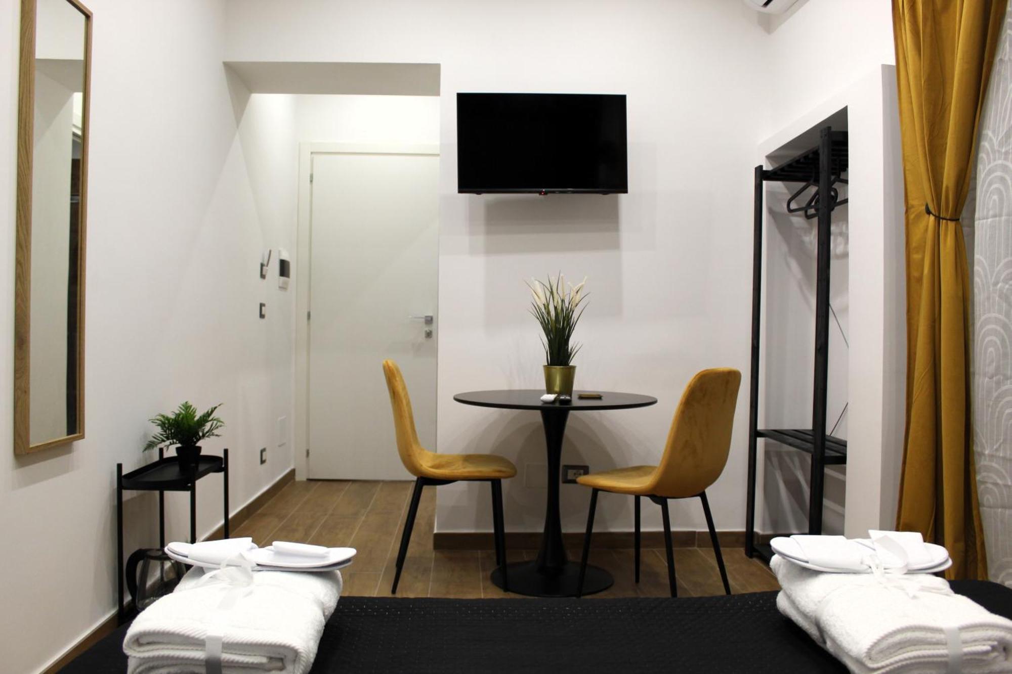 Blackwoody Contemporary Rooms - Napoli Centro Storico Екстериор снимка
