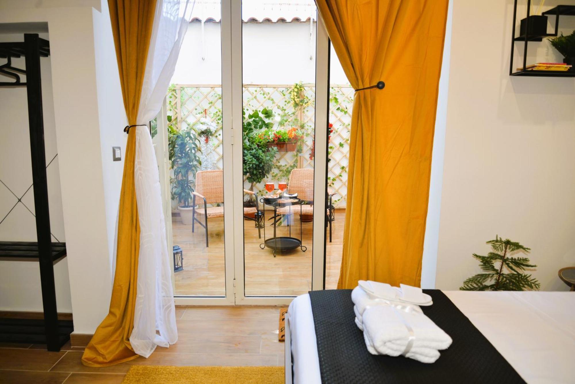 Blackwoody Contemporary Rooms - Napoli Centro Storico Екстериор снимка