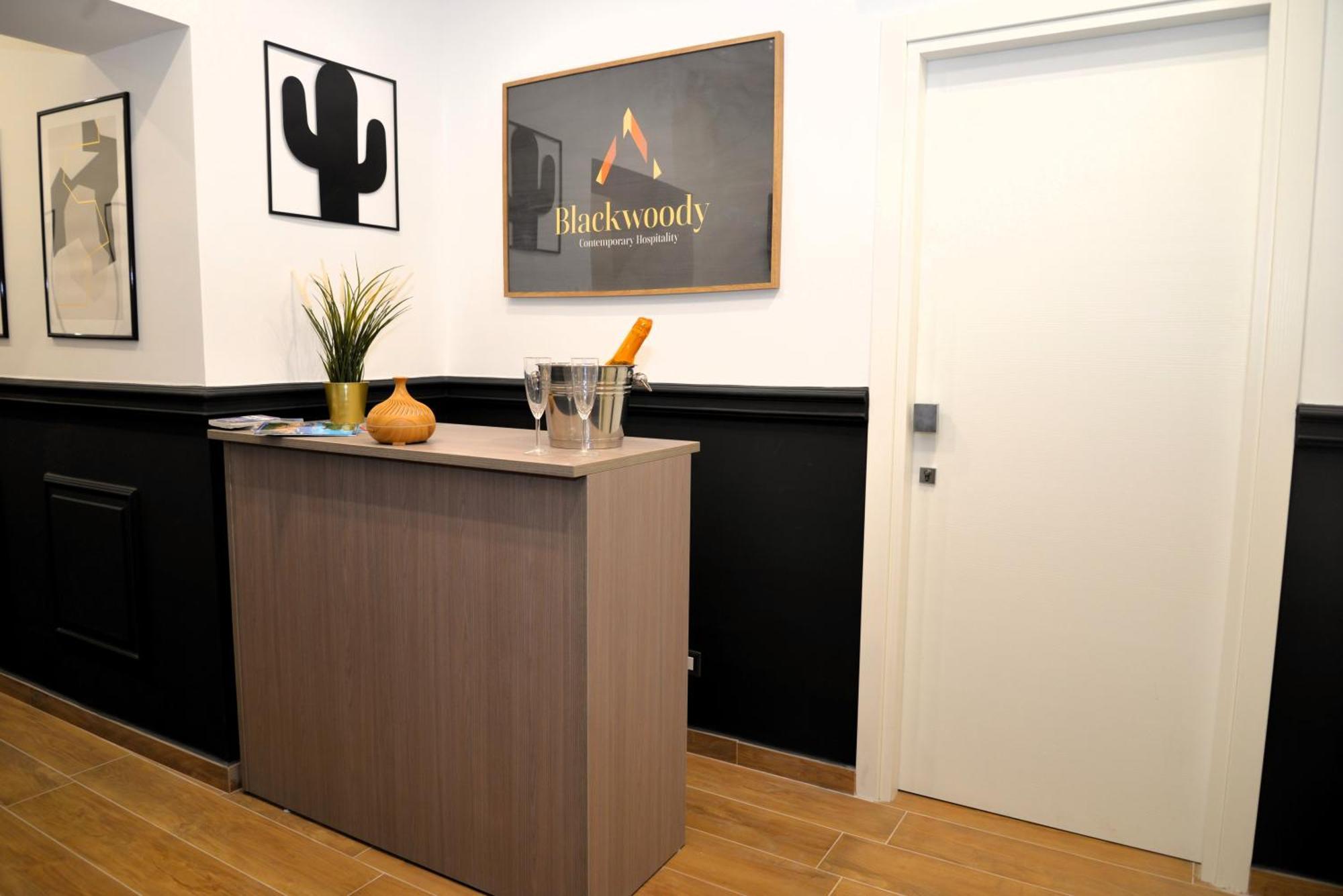 Blackwoody Contemporary Rooms - Napoli Centro Storico Екстериор снимка